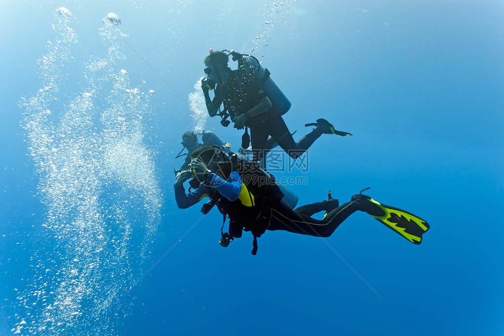 全市场82只股票跌停涨停只有42只。好多个股(图1)